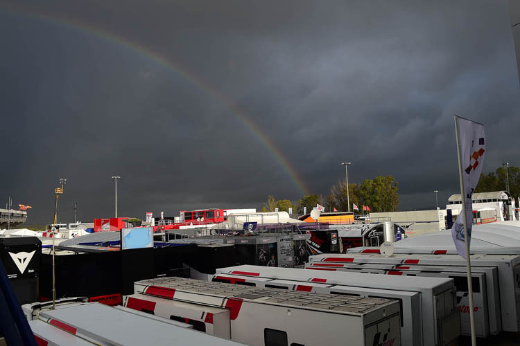 Während des FP1: Dunkle Wolken über den Circuito de Jerez