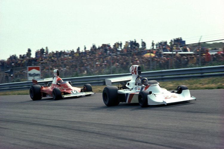 Hunt mit seinem Hesketh-Rennwagen 1975 in Zandvoort vor Ferrari-Ass Niki Lauda