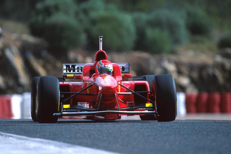 Ferrari F310 mit merkwürdigen Seitenkästen