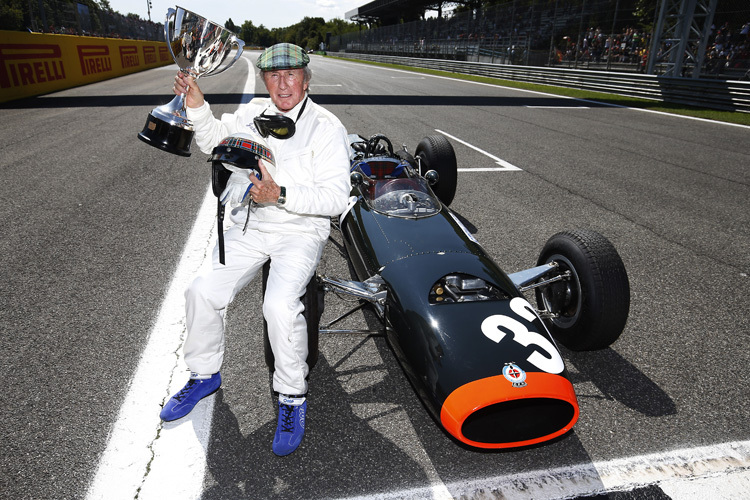 Jackie Stewart mit Originalpokal und Siegerauto von 1965