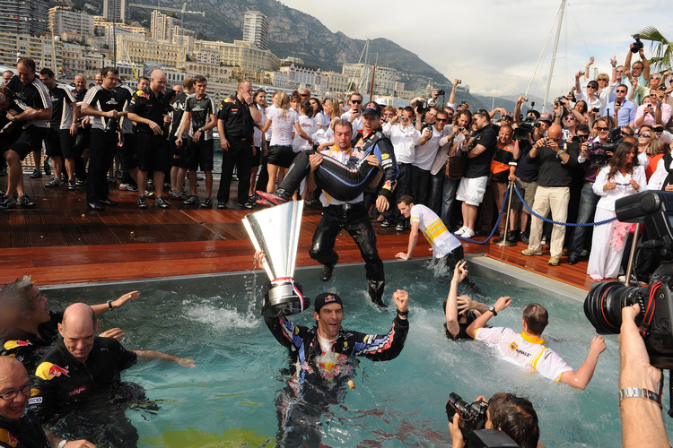 Feuchtfröhliches Feiern bei Red Bull Racing