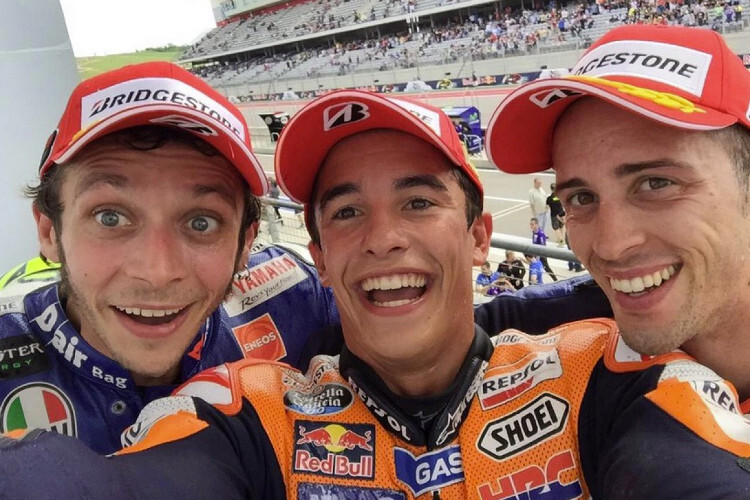 Selfie auf dem Podest: Valentino Rossi, Marc Márquez und Andrea Dovizioso