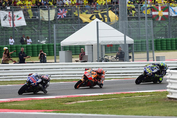Marc Márquez zwischen den beiden Yamaha-Piloten Jorge Lorenzo und Valentino Rossi