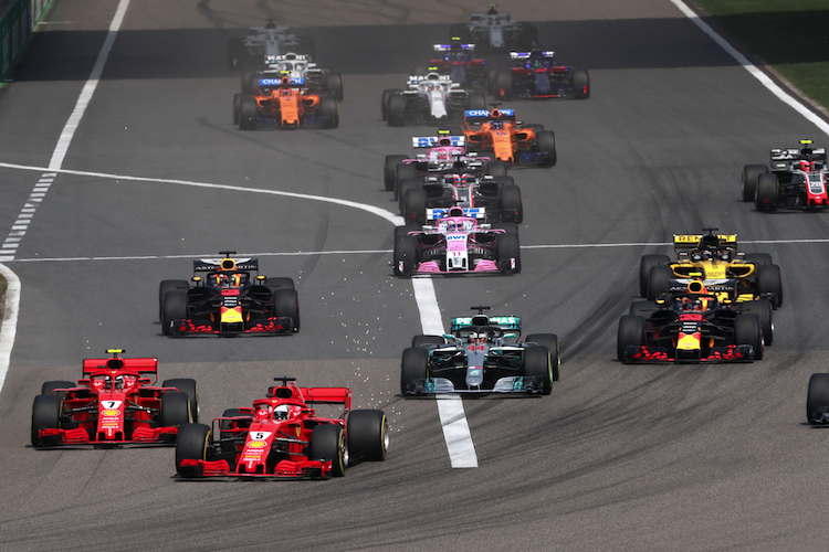 Kurz nach dem Start: Vettel geht in Führung, Kimi liegt an der ungünstigen Innenseite