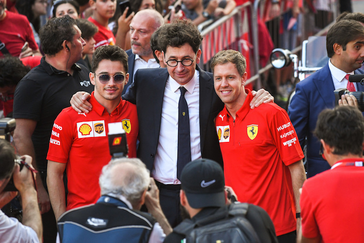 Mattia Binotto im September 2019 in Mailand mit Charles Leclerc und Sebastian Vettel