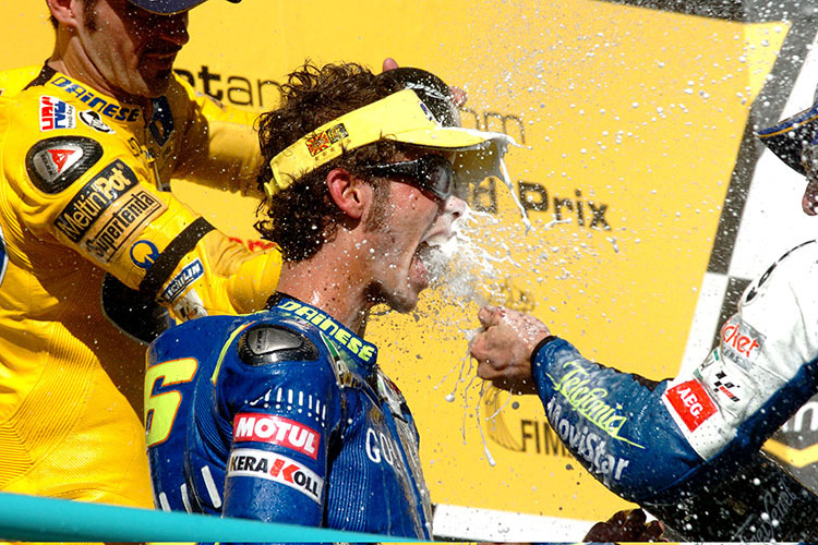 2004 Welkom/Südafrika: Rossi gewann sein erstes Rennen auf Yamaha vor den Honda-Stars Biaggi und Gibernau und zwei weiteren Honda-Piloten (Barros und Hayden) 
