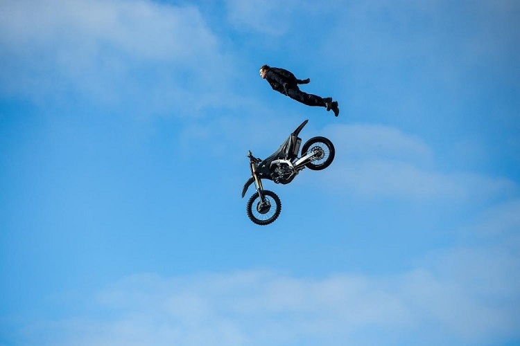Sieht tiefenentspannt aus: Tom Cruise löst sich vom Motorrad, um kurz darauf den Fallschirm auszulösen