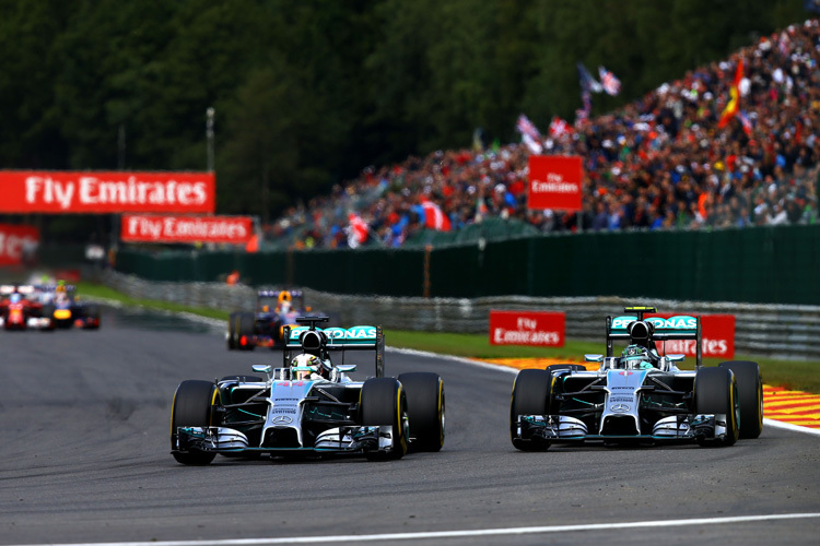 Lewis Hamilton und Nico Rosberg Sekunden vor der Kollision