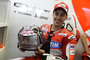 Andrea Iannone zeigt sein neues Helm-Design her