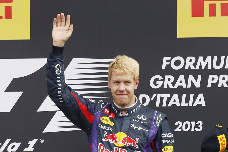 Tapfer: Italien-GP-Sieger Sebastian Vettel lächelt auf dem Podest in Monza