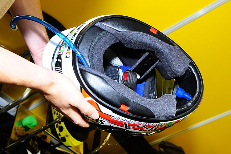 Lukas Trautmann zeigt sein MotoGP-Trinksystem