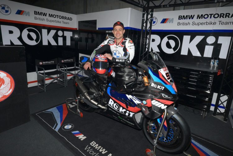 Leon Haslam fährt für das Team ROKiT BMW in der BSB 2023
