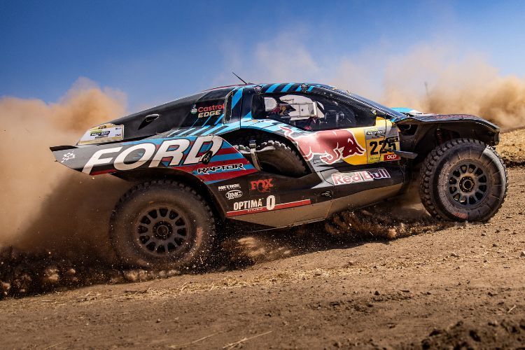 Ein Podiumsplatz schien für Sainz und Lucas Cruz in ihrem Ford Raptor T1+ in greifbarer Nähe, bis sich in der vorletzten Etappe der Rallye Probleme häuften