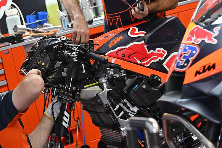 Hier wird die KTM mit dem neuen Karbon-Chassis für Jack Miller startklar gemacht