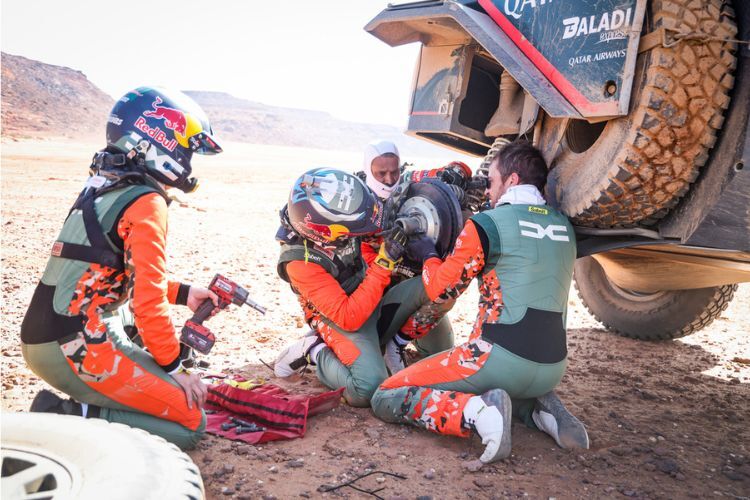 Al-Attiyah und die orangenen Engel: Die Sandrider-Teamkollegen halfen die Hinterradaufhängung zu reparieren