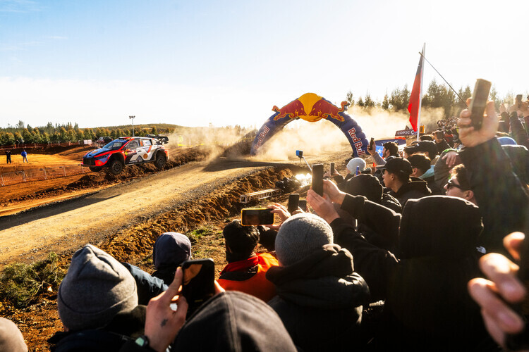 Feines Endergebnis für Adrien Fourmaux mit Rang drei. Am Freitag hatte es für ihn noch nach einem möglichen ersten WM-Rallye-Sieg ausgesehen