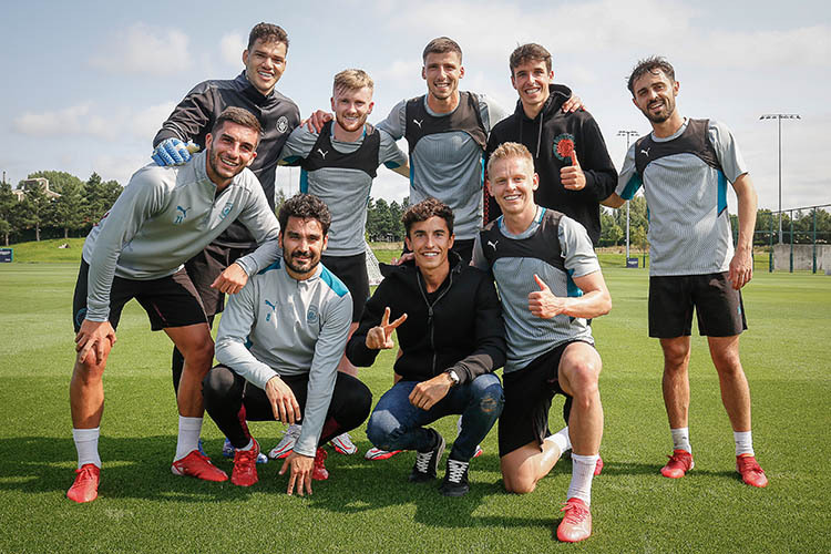 Mit der Mannschaft: Ederson, Doyle, Dias, Alex Márquez, Silva Bottom in der oberen Reihe. Untere Reihe: Torres, Gündogan, Marc Márquez, Zinchenko