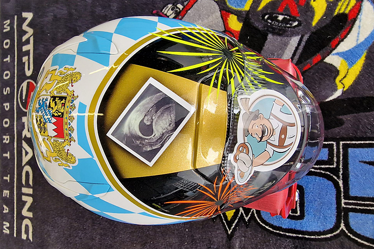 Das Ultraschallbild von Datzers Nachwuchs ist auf dem HJC Helm deutlich zu sehen