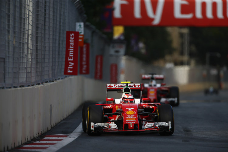 Kimi Räikkönen war lange auf Podestkurs unterwegs – bis ihn Sergio Pérez kurz vor Schluss schnappte