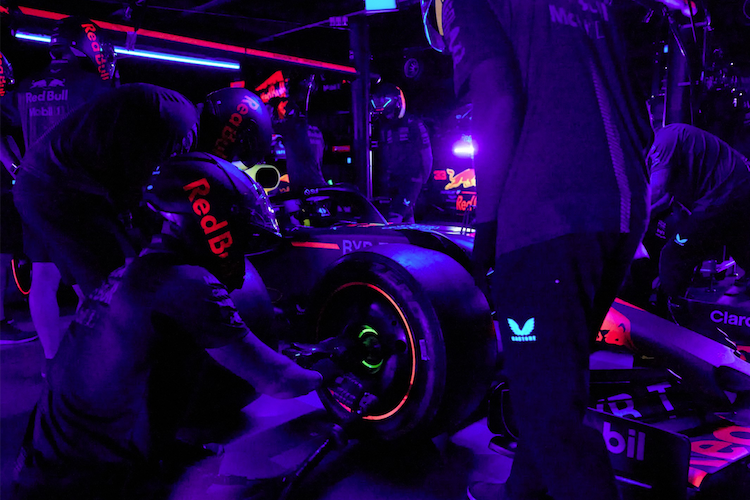 Licht aus: Die Red Bull Racing-Mechaniker am Wirbeln