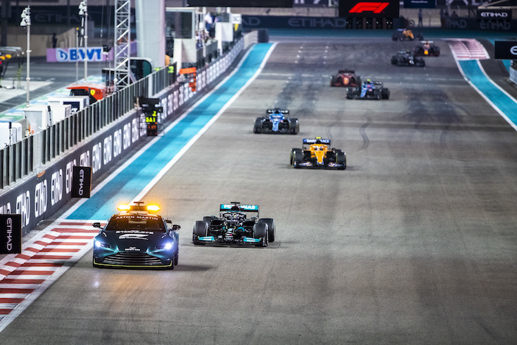 Safety-Car-Phase in Abu Dhabi 2021: Hinter Leader Hamilton eine Reihe überrundeter Autos, weit hinten Verstappen