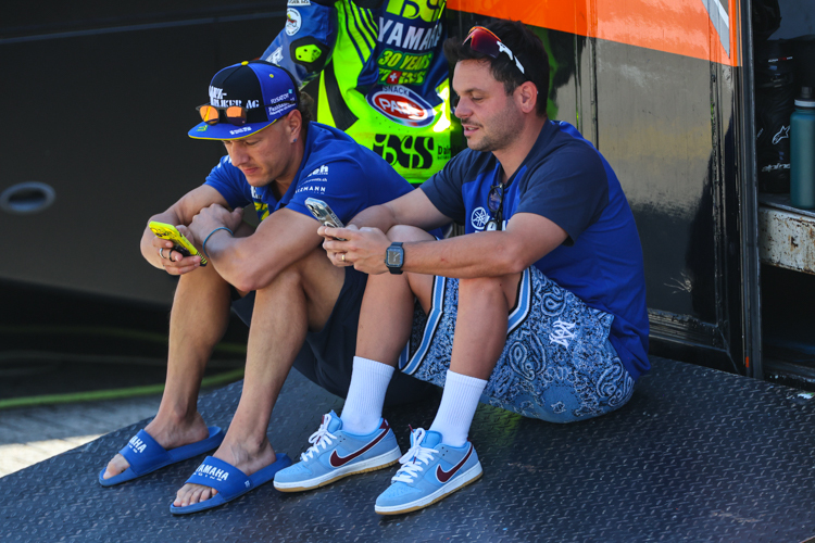 WorldSBK-Pilot Aegerter amüsiert sich beim IDM-Besuch in Assen