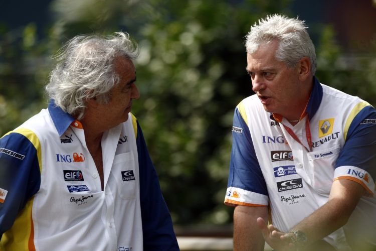 Symonds (re.) und Renault-Teamchef Briatore.
