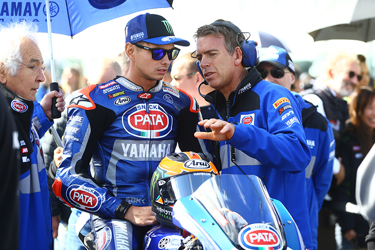 Michael van der Mark (li.) mit Yamaha-Teamchef Paul Denning