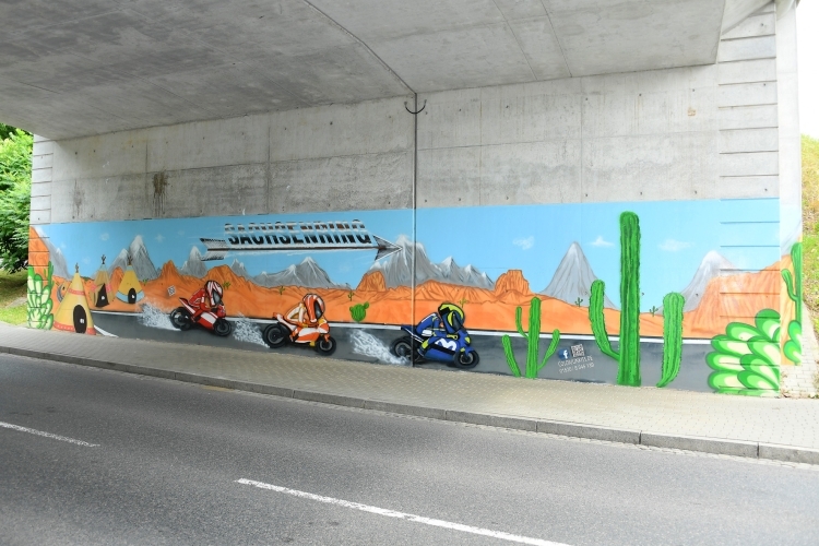 Auch unter der Bahnbrücke, die die Stadt mit der Rennstrecke verbindet, finden sich Racing-Motive