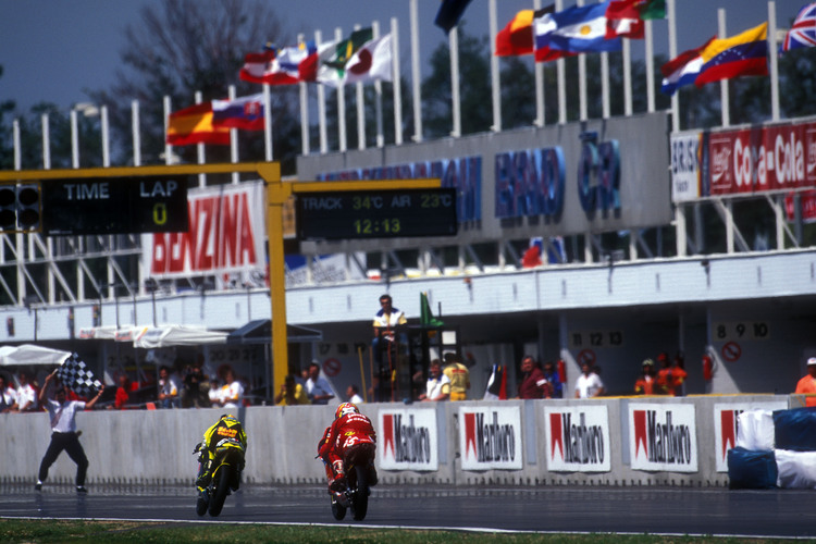 Zieldurchfahrt in Brünn 1995, Klasse 125 ccm: Valentino Rossi siegt vor Jorge Martinez