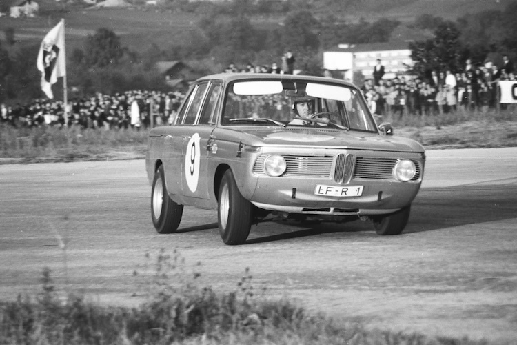 Sauberer Drift: Josef Schnitzer im Oktober 1966 auf Siegesfahrt beim Flugplatzrennen Innsbruck