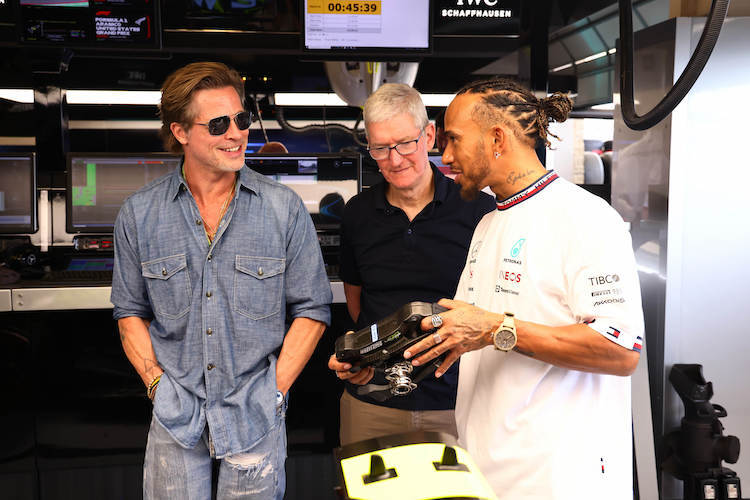 Brad Pitt (links) mit Lewis Hamilton (rechts)