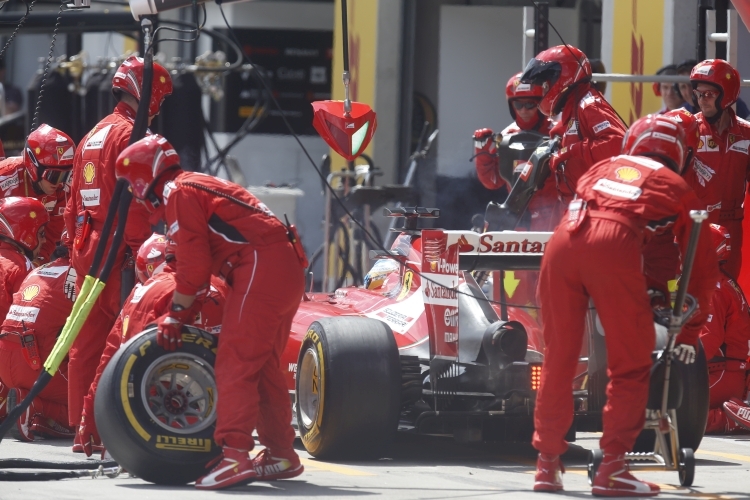 Reifenwechsel für Fernando Alonso