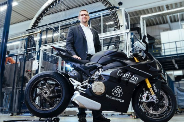 thyssenkrupp Carbon Components Geschäftsführer Dr. Jens Werner mit einer Ducati V4