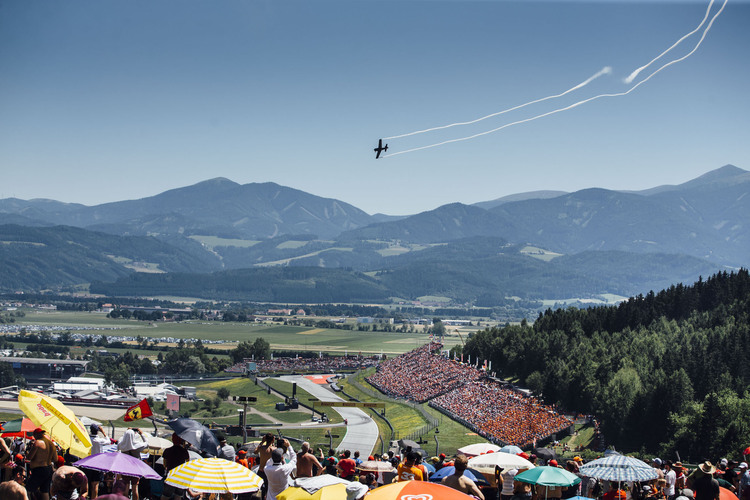 Über dem Red Bull Ring sorgen die Flying Bulls und die Österreichischen Luftstreitkräfte für Action