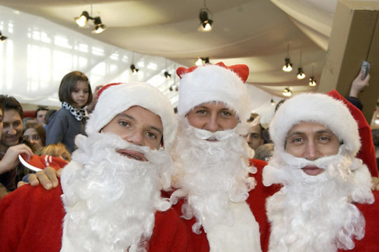 Rubens Barrichello, Michael Schumacher und Luca Badoer als Weihnachtsmänner
