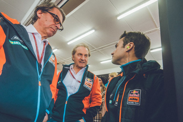 Stefan Pierer mit KTM-Vorstand Hubert Trunkenpolz und Testfahrer Dani Pedrosa