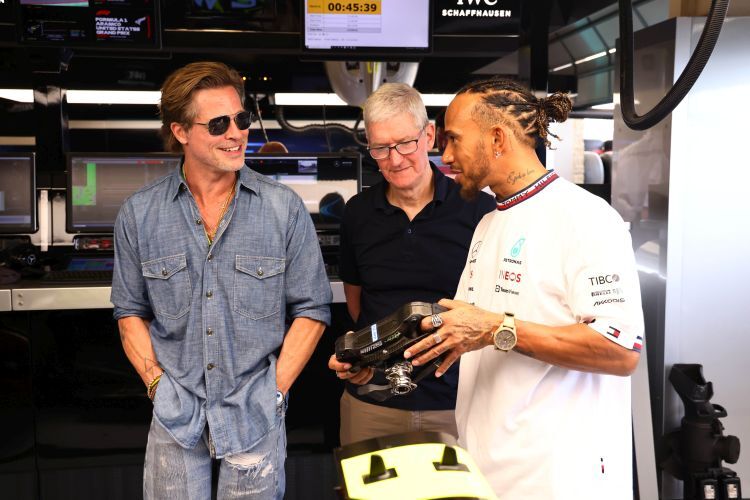Hollywood-Star Brad Pitt (l.) mit Lewis Hamilton in der Mercedes-Garage. Zwischen den beiden: Apple-CEO Tim Cook. Pitt spielt eine der Hauptrollen in seinem eigenen Formel-1-Film, an dem auch Hamilton mitwirkt