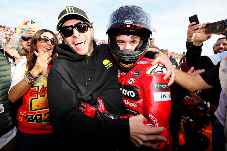 In Valencia feierte Rossi vor Ort mit dem MotoGP-Champion Pecco Bagnaia