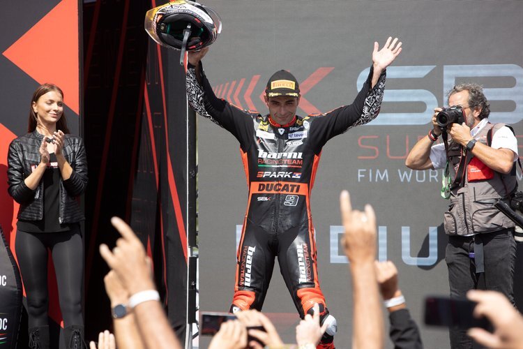 Danilo Petrucci lässt sich als bester Ducati-Pilot feiern
