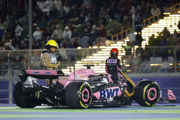 Unrühmliches Ende für Esteban Ocon bei Alpine: In Katar crashte er nach dem Start mit Colapinto