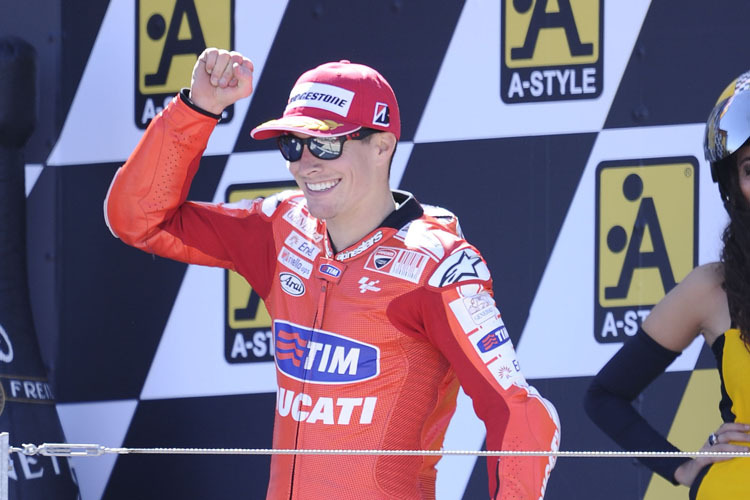 Nicky Hayden freut sich über sein erstes Ducati-Poidum