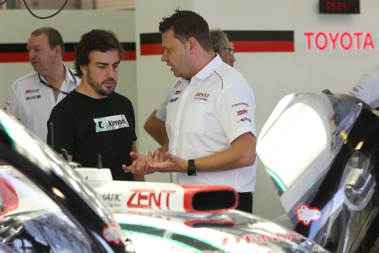Fernando Alonso (li.) testete den LMP1-Toyota im letzten November in Bahrain
