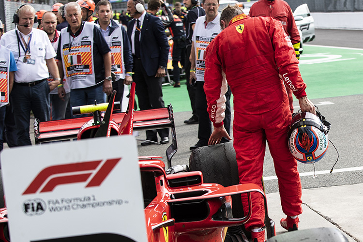 Kimi Räikkönen schaut sich nach dem Monza-GP seine Reifen an