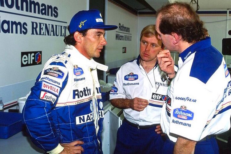 Senna mit seinem Renningenieur David Brown (Mitte), rechts Adrian Newey