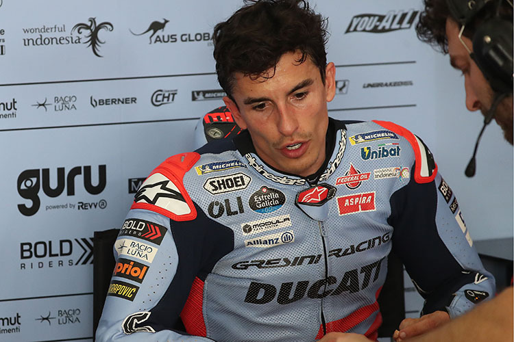 Communication avec son chef d'équipe : Marc Márquez apprend la langue de sa Ducati.