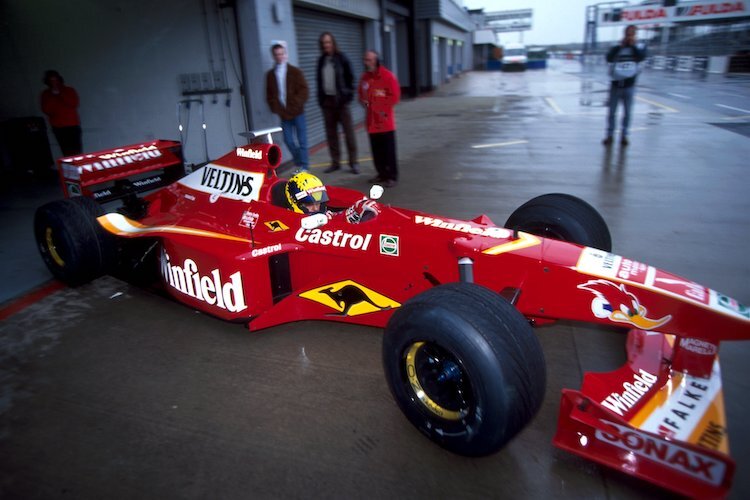 Der Brasilianer Aluizio Coelho testete am 12. November 1998 auf der Rennstrecke von Silverstone einen Williams FW20