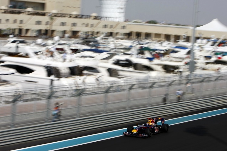 Webber nutzt in Abu Dhabi die breite Bahn aus.