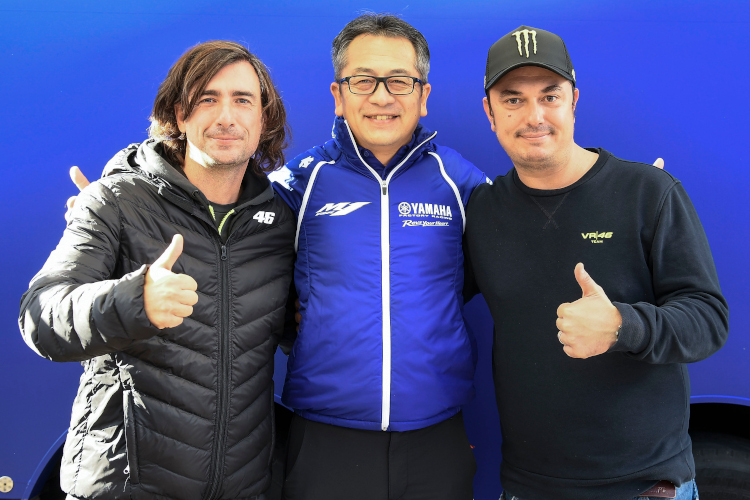Gelete Nieto, Hiroshi Ito, General Manager Motorsports Development Division von Yamaha Motor Co., Ltd., und Alessio Salucci, Direktor der VR46 Riders Academy   