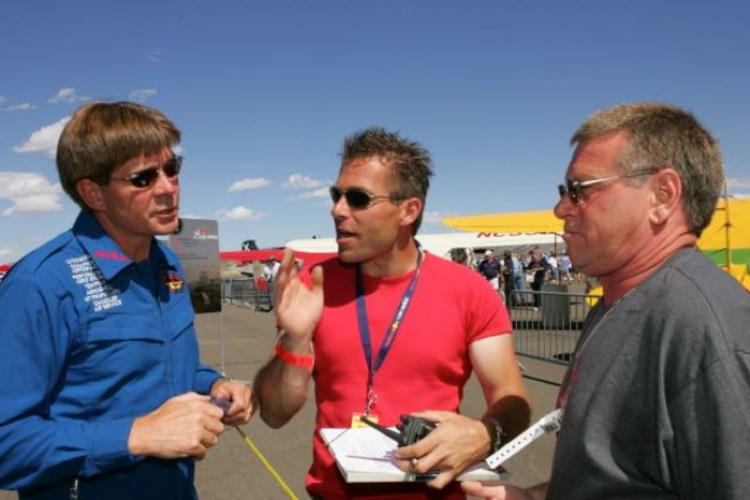Hannes Arch (mitte) mit Kirby Chambliss (links) sowie Red Bull Air Race Coach und Judge Klaus Schrodt (rechts) 
